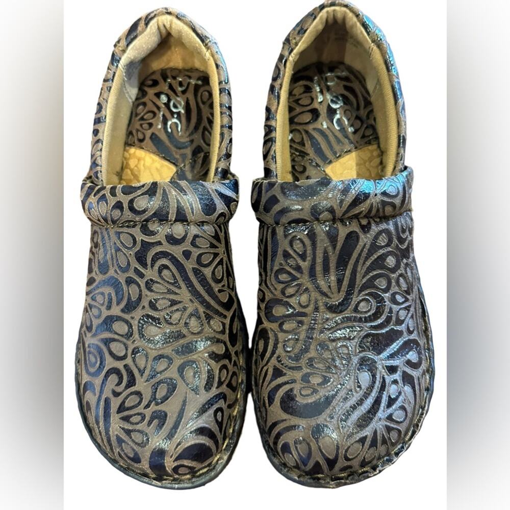BOC Womes Size 6/ 36.5 Brown Tooled Leather Look Clog Style Shoes NWOT